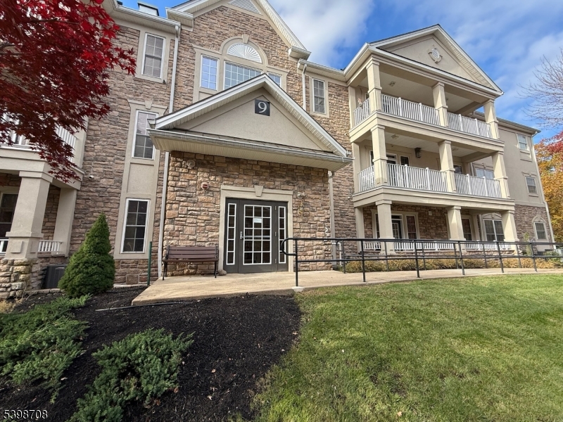 FOUR SEASONS - Residential