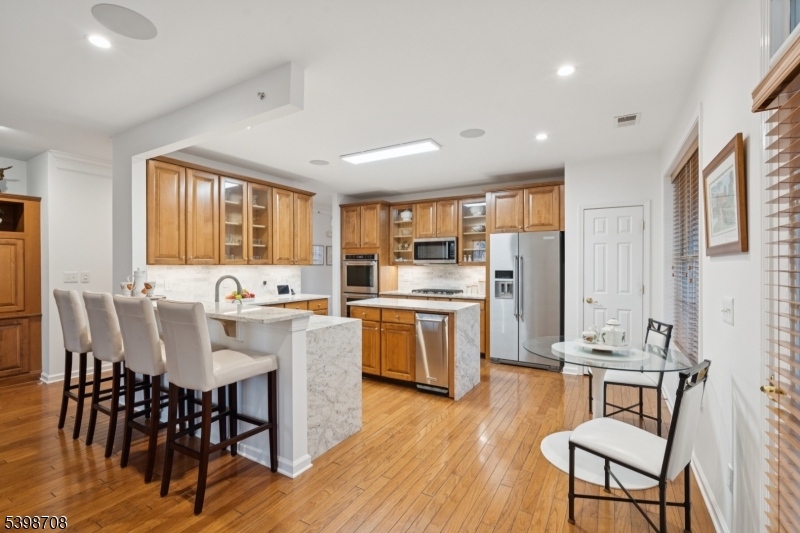 FOUR SEASONS - Residential