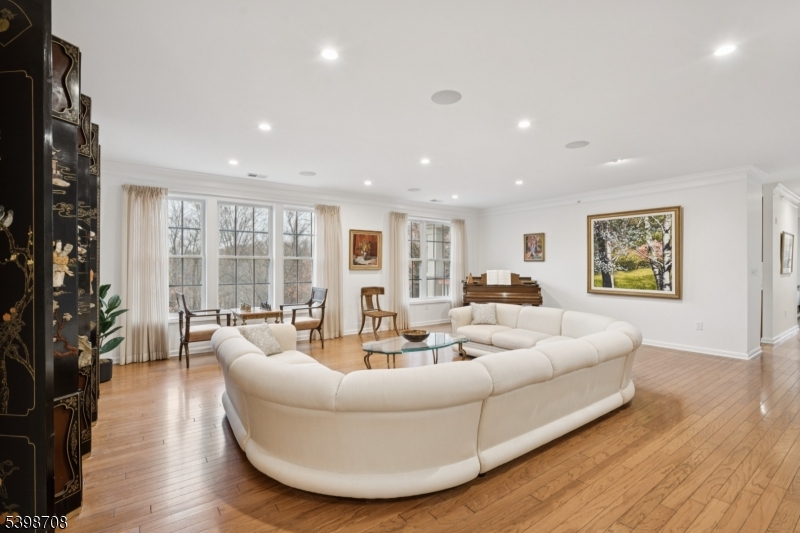 FOUR SEASONS - Residential