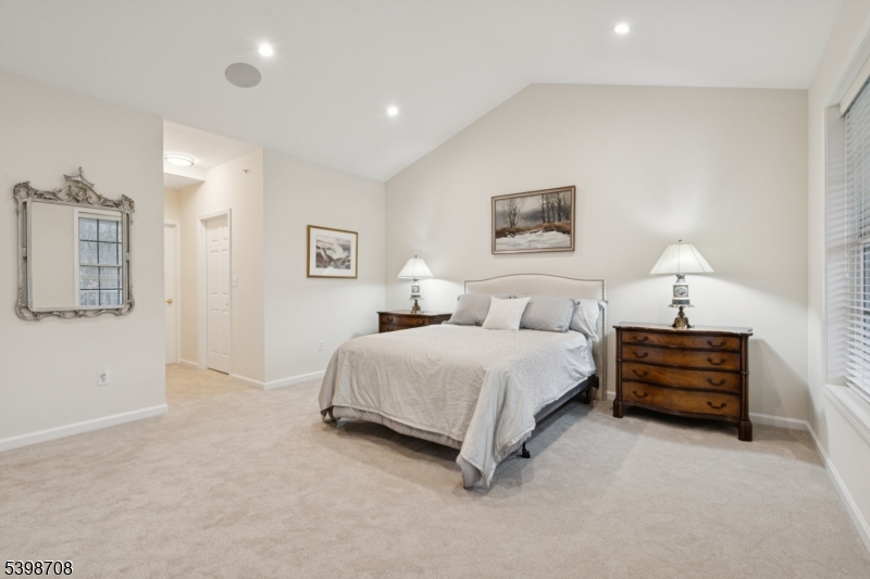 FOUR SEASONS - Residential