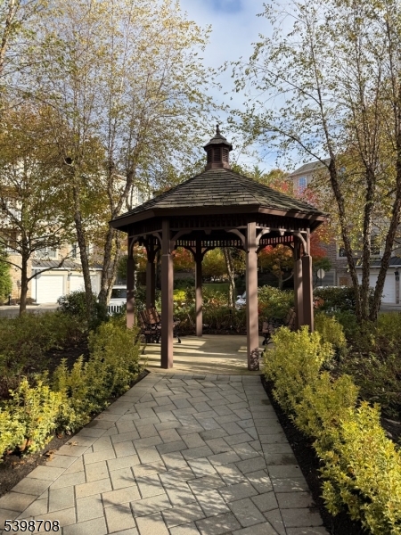 FOUR SEASONS - Residential