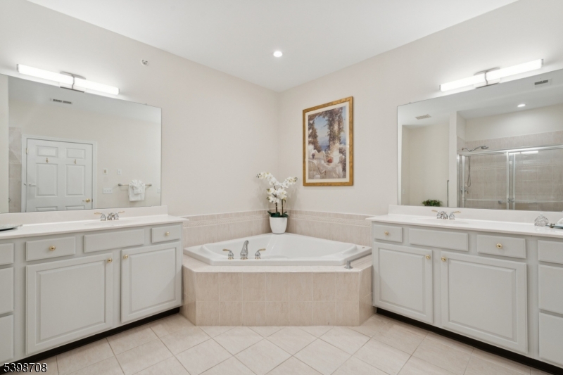 FOUR SEASONS - Residential