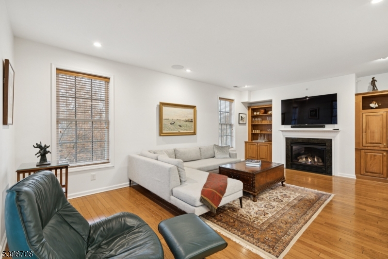 FOUR SEASONS - Residential