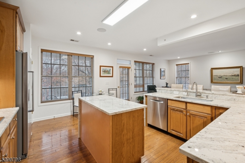 FOUR SEASONS - Residential