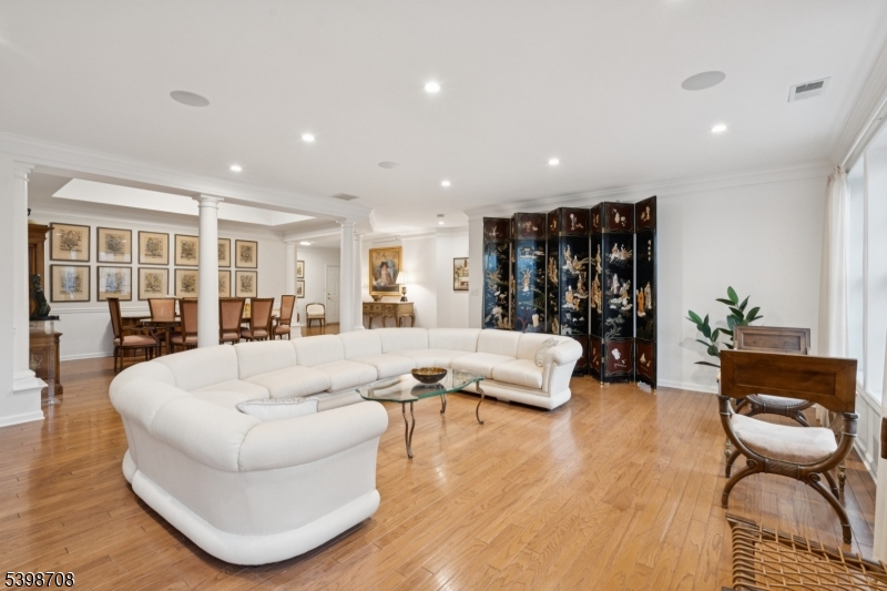 FOUR SEASONS - Residential