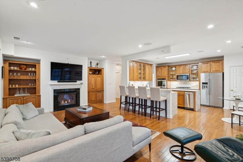 FOUR SEASONS - Residential