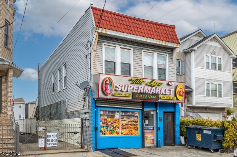 Main image without alt text