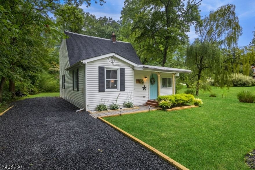 Charming cottage style home. Completely renovated 2019. Granit counter tops, SS appliances, laminate floors. Beautiful Deck. Quiet neighborhood on dead end street. Minutes to shopping, NJ Transit trains to NYC, I78 and I287. Lease requires NTN report, tenants insurance. (Fireplace is not functional.)