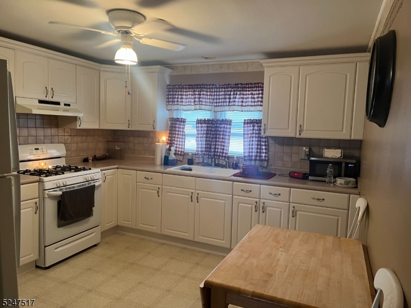 Woodland Park, New Jersey 07424, United States, 2 Bedrooms Bedrooms, ,2 BathroomsBathrooms,Residential,Pending,70027