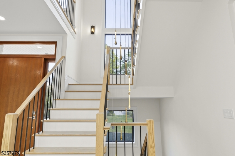 370 Hartshorn Dr