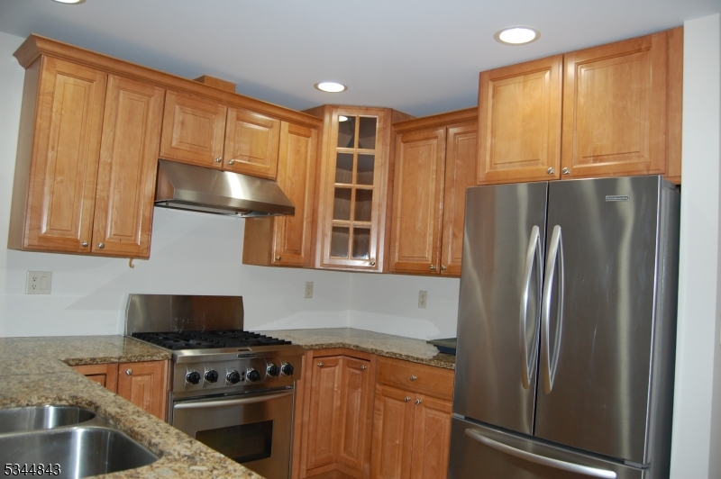 Berkeley Heights Twp., New Jersey 07922, United States, 2 Bedrooms Bedrooms, ,3 BathroomsBathrooms,Residential,Active,91251