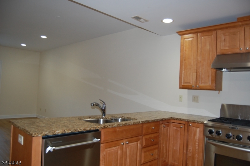 Berkeley Heights Twp., New Jersey 07922, United States, 2 Bedrooms Bedrooms, ,3 BathroomsBathrooms,Residential,Active,91251