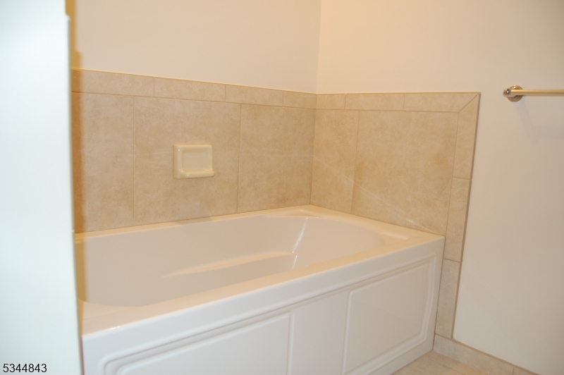 Berkeley Heights Twp., New Jersey 07922, United States, 2 Bedrooms Bedrooms, ,3 BathroomsBathrooms,Residential,Active,91251