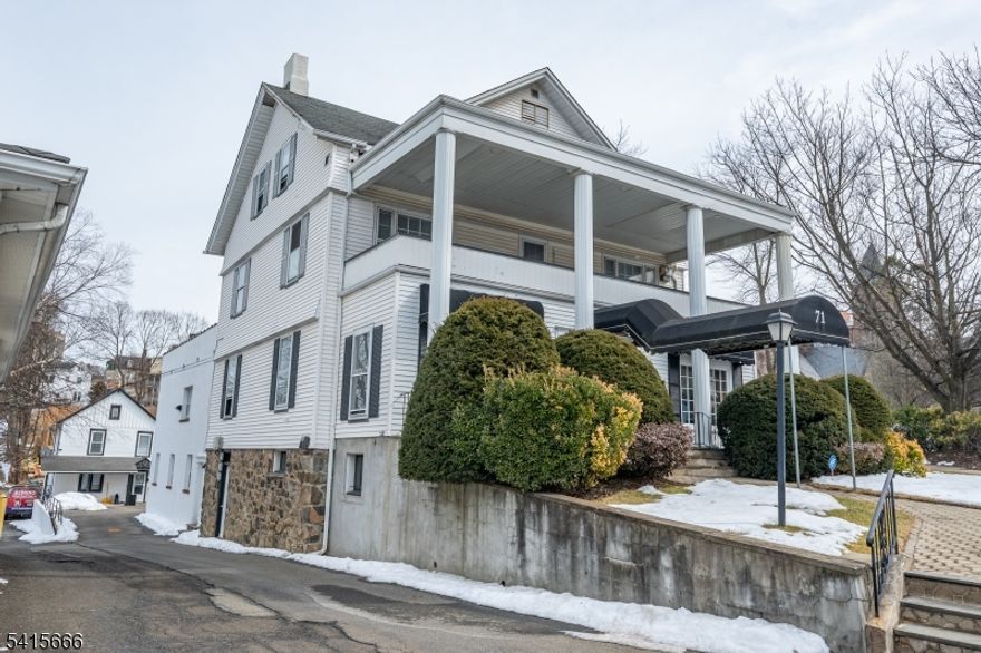 Very large 3 bdrm apt. Spacious bdrms, large kitchen with new quartz countertops,  stainless steel appliances, washer/dryer. UTILITIES INCLUDED! Private parking on premises. Just a 2 minute walk to the center of town. Restaurants, bars, nightlife,  shopping, parks all within walking distance.