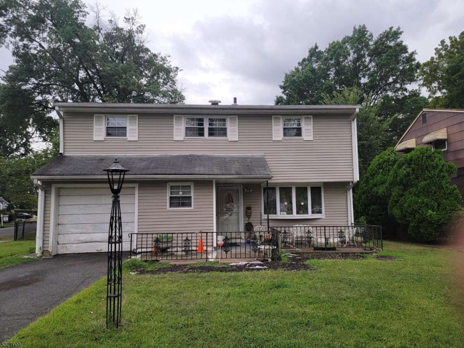 Main image without alt text