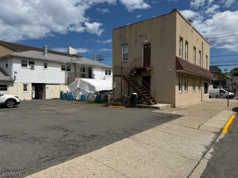 Business District - Commercial Lease