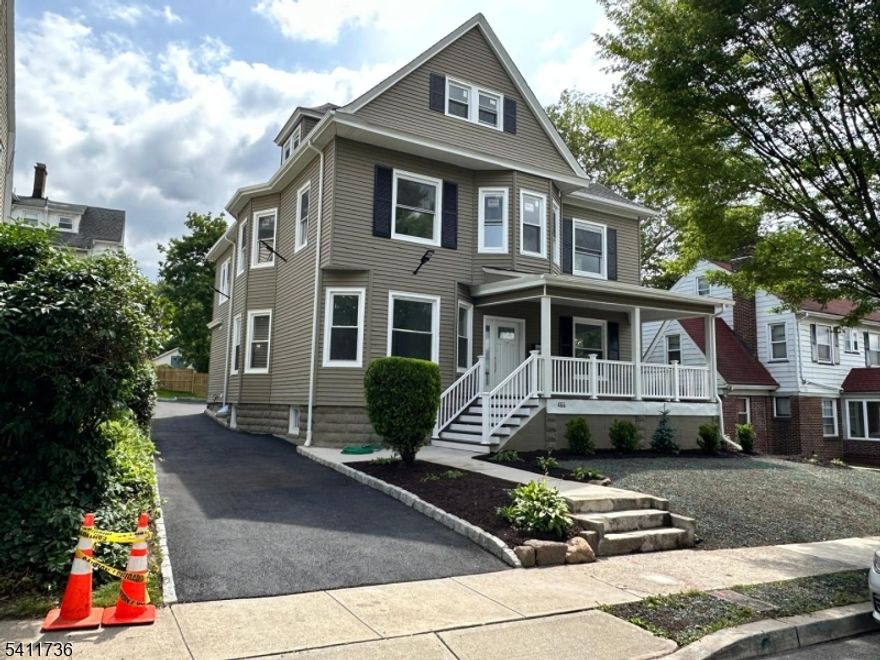 Updated apartment on the first level. Close to Public Transportation. Move-in ready 2 Bedrooms, 2 Bathrooms. Available Immediate Occupancy.