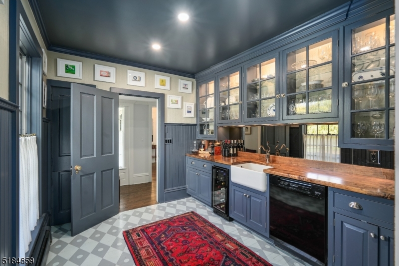 1/2 Mile to Town - Residential