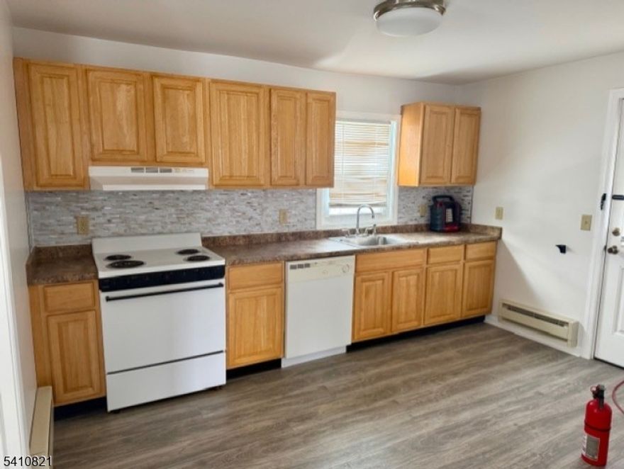 Well Kept 1 Bedroom on Desirable Sparta Ave! Updated Kitchen, Dishwasher,  Large Rooms, Second Floor Unit!! .. Close Shopping, Restaurants, Pubs & More!! Great Rental Must See!