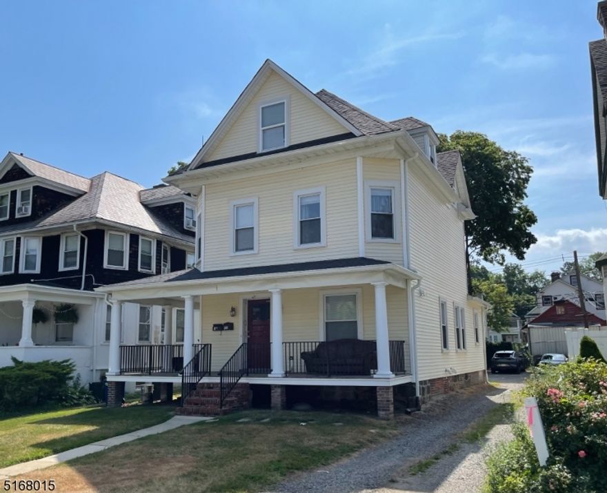 NEW KITCHEN INSTALLED BEFORE MOVING IN NOVEMBER 1 Fantastic location (close to everything)  great floor plan, and great condition.  This unit has washer dryer and dishwasher in unit.  Large rooms No pets or smoking allowed plenty of off st parking