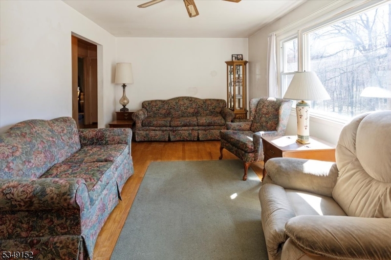 122 Cayuga Ave