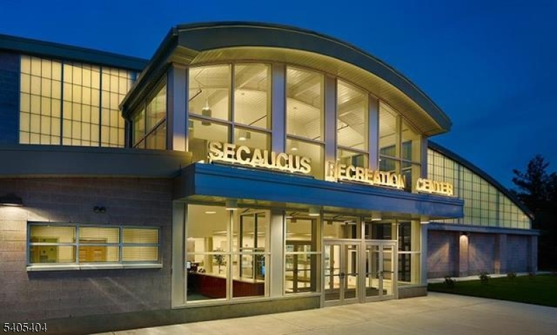 Harmon Cove Towers - Residential