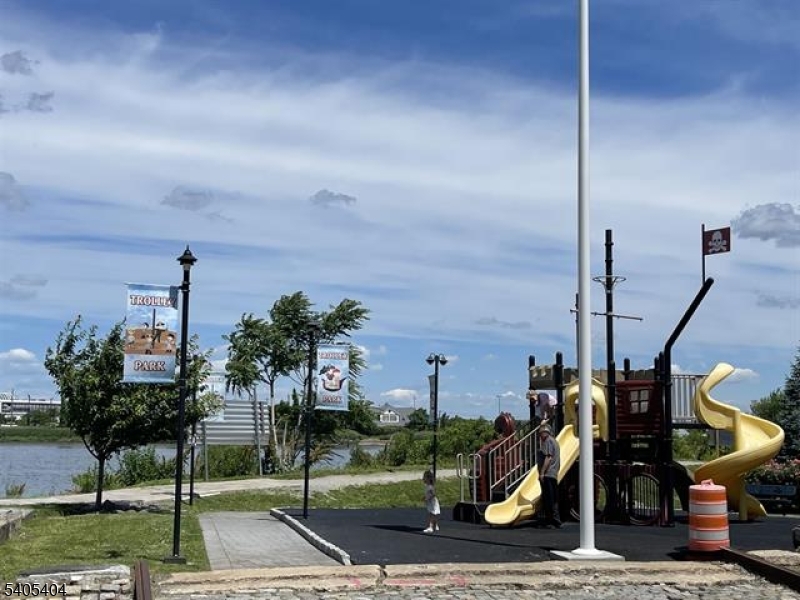 Harmon Cove Towers - Residential