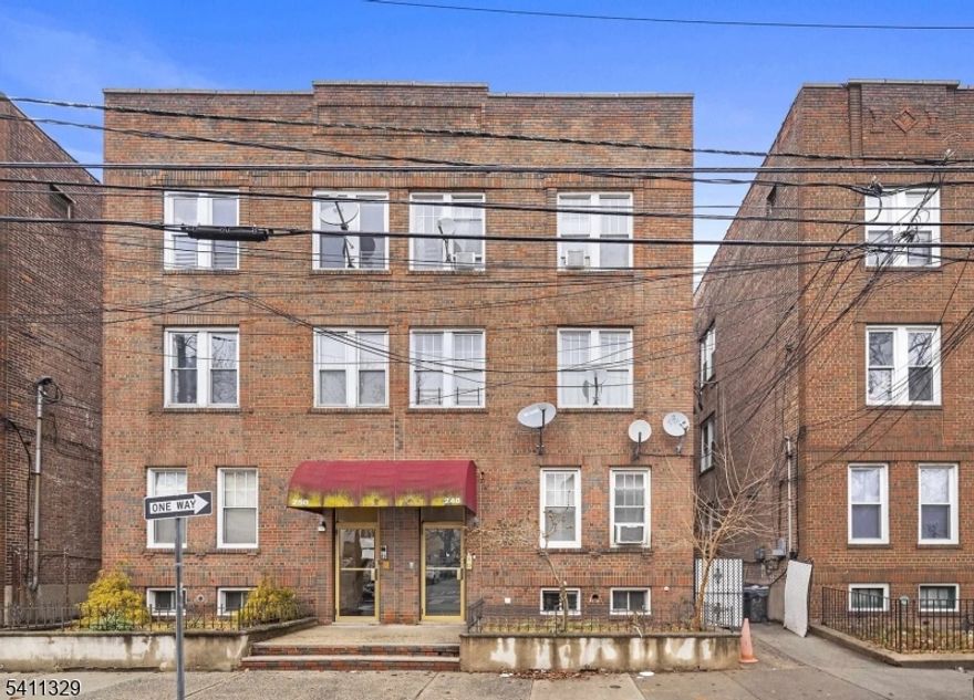 Charming 1-bedroom, 1 bath condo features an inviting open-concept, layout filled with natural light, offers spacious living areas, a modern kitchen with granite countertops and glossy black appliances. Located near Lincoln Park, it provides access to outdoor activities, shops, restaurants and transportation option to NYC.