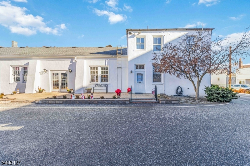 CENTRAL BUSINESS DISTRICT - Commercial Lease