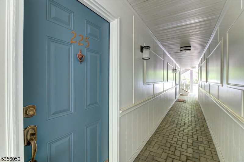 225 Larch Ln