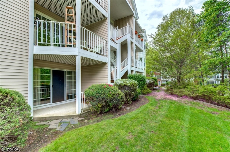 225 Larch Ln