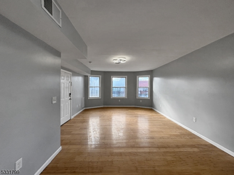 Newark City, New Jersey 07112, United States, 3 Bedrooms Bedrooms, ,1 BathroomBathrooms,Residential,Active,19776