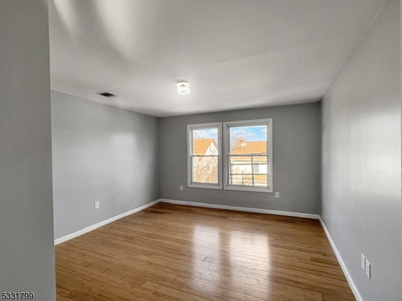 Newark City, New Jersey 07112, United States, 3 Bedrooms Bedrooms, ,1 BathroomBathrooms,Residential,Active,19776