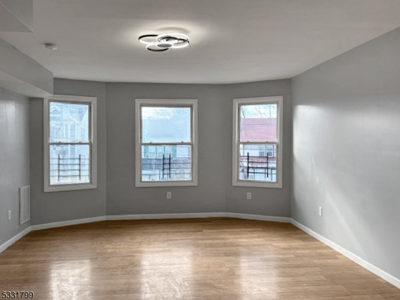 Newark City, New Jersey 07112, United States, 3 Bedrooms Bedrooms, ,1 BathroomBathrooms,Residential,Active,19776