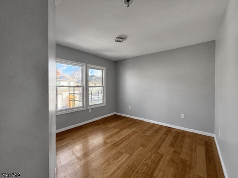 Newark City, New Jersey 07112, United States, 3 Bedrooms Bedrooms, ,1 BathroomBathrooms,Residential,Active,19776