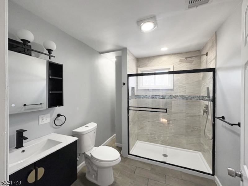 Newark City, New Jersey 07112, United States, 3 Bedrooms Bedrooms, ,1 BathroomBathrooms,Residential,Active,19776