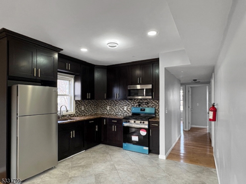 Newark City, New Jersey 07112, United States, 3 Bedrooms Bedrooms, ,1 BathroomBathrooms,Residential,Active,19776