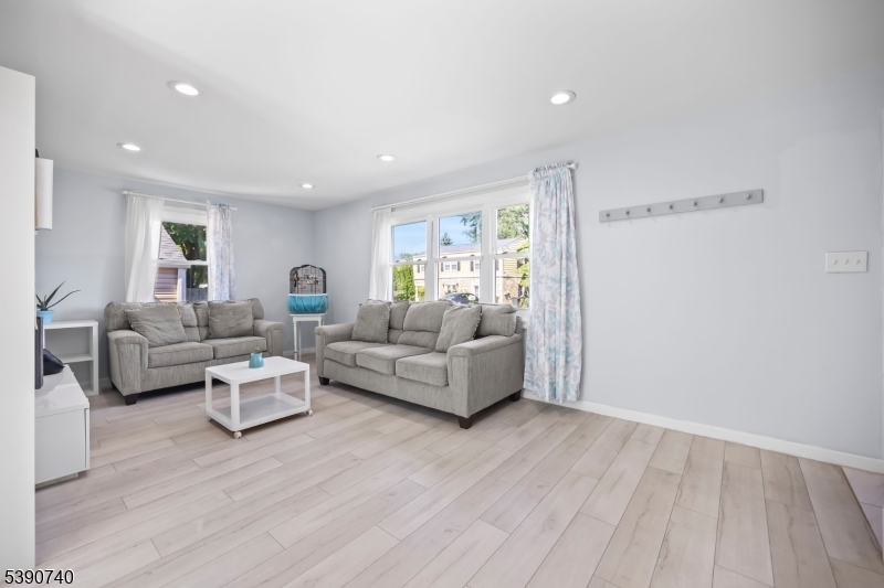 Ewing Twp., New Jersey 08638, United States, 3 Bedrooms Bedrooms, ,2 BathroomsBathrooms,Residential,Pending,226754