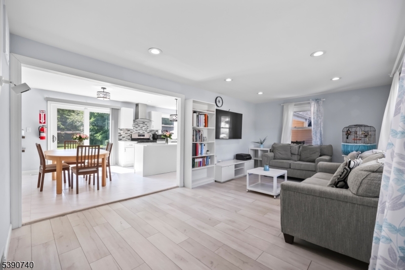 Ewing Twp., New Jersey 08638, United States, 3 Bedrooms Bedrooms, ,2 BathroomsBathrooms,Residential,Pending,226754