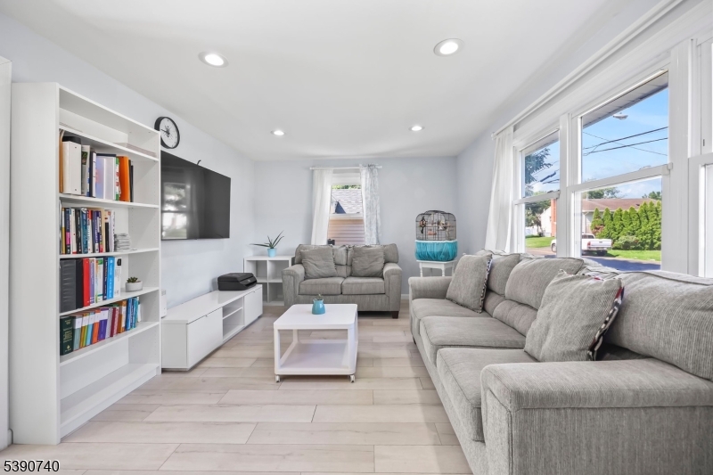 Ewing Twp., New Jersey 08638, United States, 3 Bedrooms Bedrooms, ,2 BathroomsBathrooms,Residential,Pending,226754