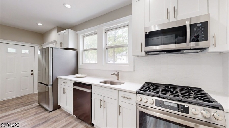 East Orange City, New Jersey 07017, United States, 6 Bedrooms Bedrooms, ,3 BathroomsBathrooms,Residential,Pending,58566