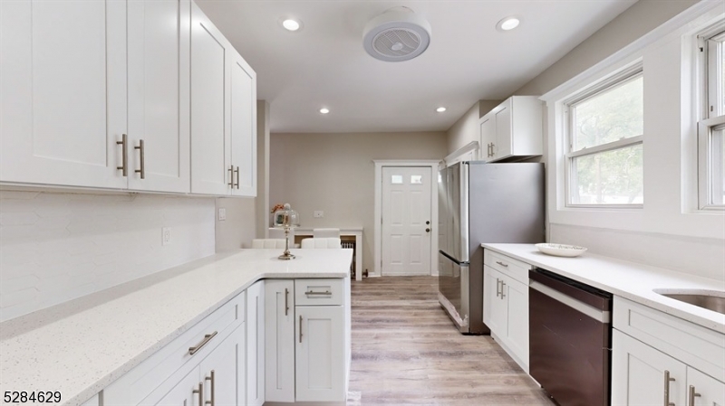 East Orange City, New Jersey 07017, United States, 6 Bedrooms Bedrooms, ,3 BathroomsBathrooms,Residential,Pending,58566