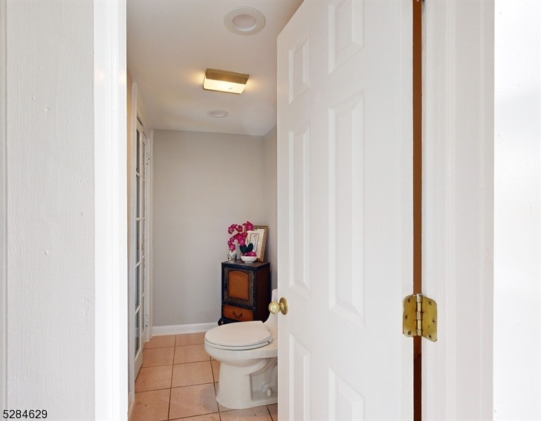 East Orange City, New Jersey 07017, United States, 6 Bedrooms Bedrooms, ,3 BathroomsBathrooms,Residential,Pending,58566