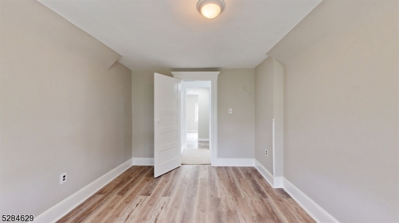 East Orange City, New Jersey 07017, United States, 6 Bedrooms Bedrooms, ,3 BathroomsBathrooms,Residential,Pending,58566