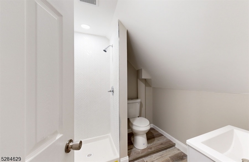 East Orange City, New Jersey 07017, United States, 6 Bedrooms Bedrooms, ,3 BathroomsBathrooms,Residential,Pending,58566