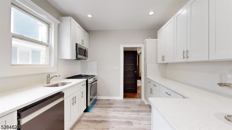 East Orange City, New Jersey 07017, United States, 6 Bedrooms Bedrooms, ,3 BathroomsBathrooms,Residential,Pending,58566