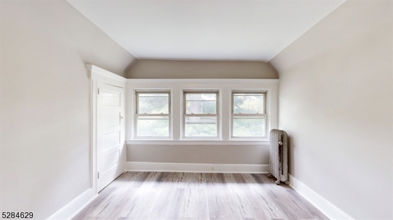 East Orange City, New Jersey 07017, United States, 6 Bedrooms Bedrooms, ,3 BathroomsBathrooms,Residential,Pending,58566