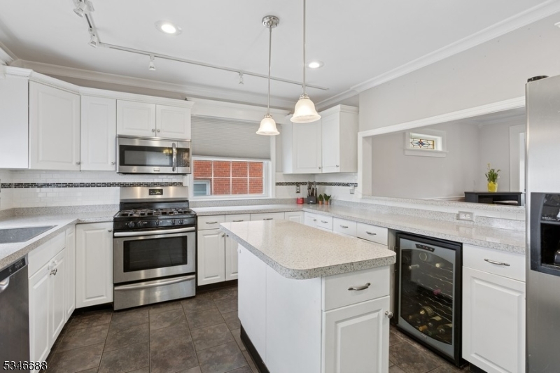 Linden City, New Jersey 07036, United States, 3 Bedrooms Bedrooms, ,2 BathroomsBathrooms,Residential,Pending,113926