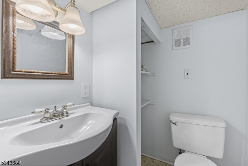 Linden City, New Jersey 07036, United States, 3 Bedrooms Bedrooms, ,2 BathroomsBathrooms,Residential,Pending,113926