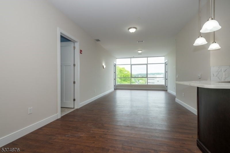 Somerville Boro, New Jersey 08876, United States, 1 Bedroom Bedrooms, ,1 BathroomBathrooms,Residential,Pending,190807